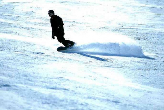  在最好的斜坡上享受滑雪板 